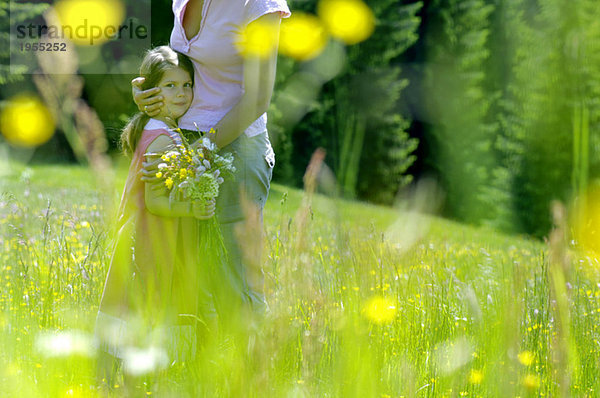 Mutter und Tochter auf der Sommerwiese