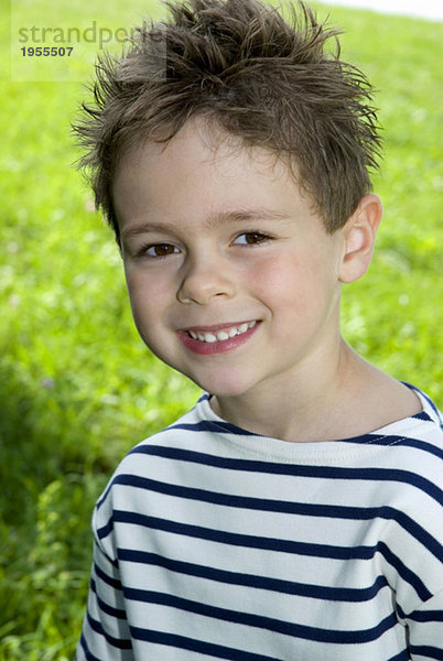 Junge (4-7) lächelnd  Portrait  Nahaufnahme