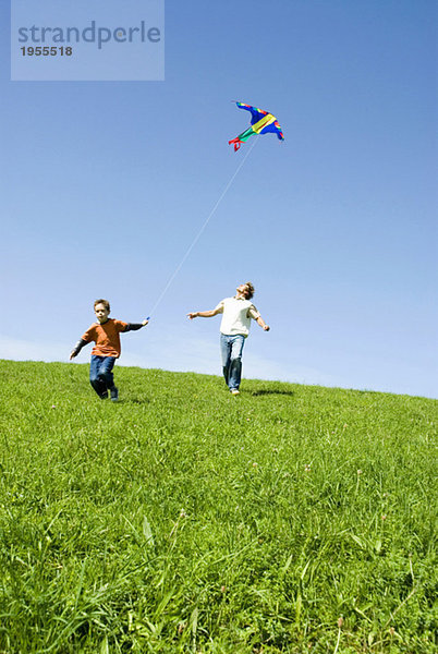 Vater und Sohn (4-7) fliegender Drachen  Tiefblick