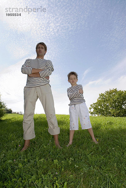 Vater und Sohn (4-7) im Park stehend  Blickwinkel niedrig