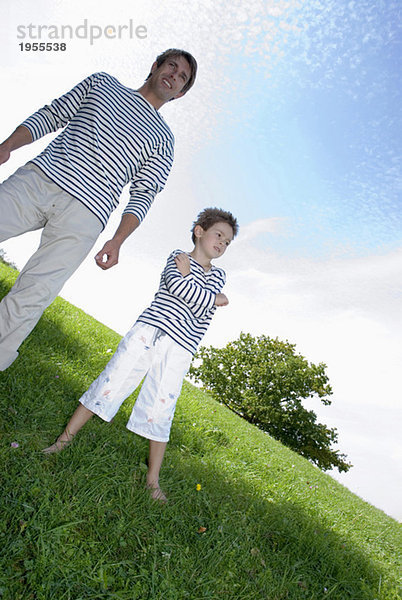 Vater und Sohn (4-7) im Park stehend  Blickwinkel niedrig