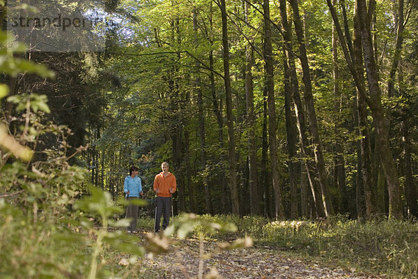 Paar Nordic Walking im Wald