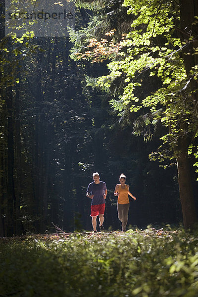 Junges Paar beim Joggen im Wald