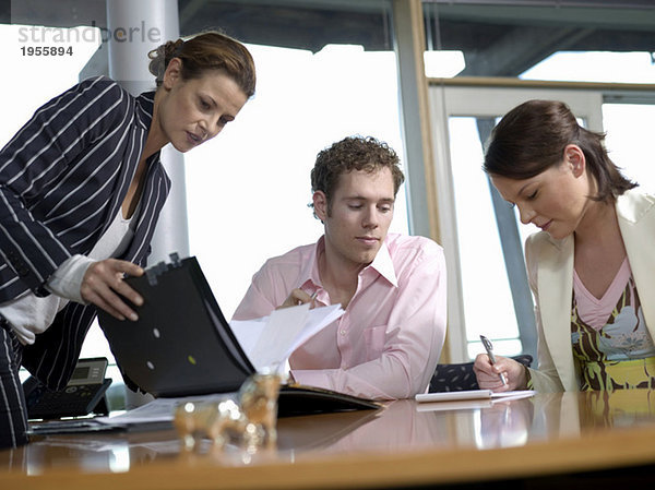 Geschäftsleute diskutieren im Büro