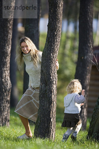 Mutter spielt mit Tochter in Holz