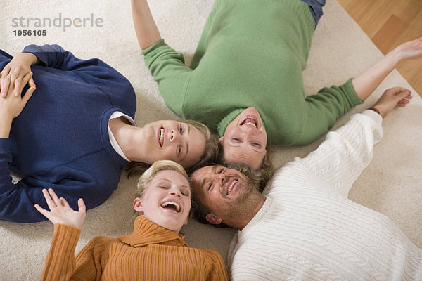 Familie auf dem Boden liegend im Wohnzimmer  erhöhte Aussicht