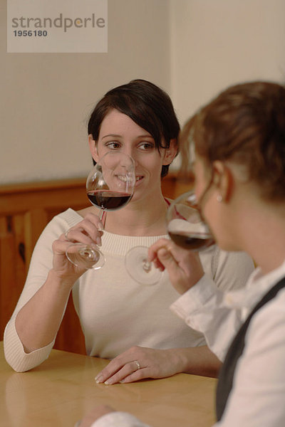 Zwei Frauen probieren Wein