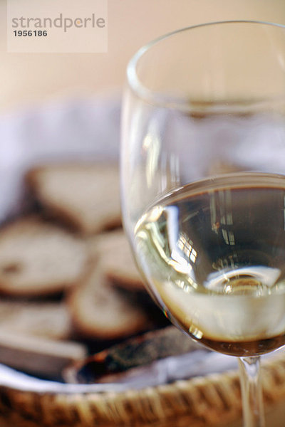 Brotkorb und Glas Wein