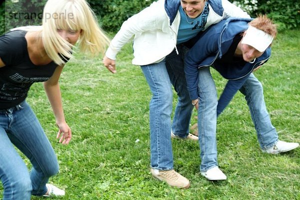 Jugendliche  die sich gegenseitig verfolgen