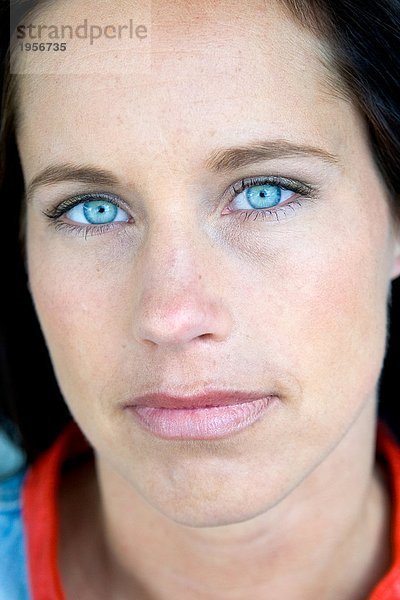 Junge Frau mit blauen Augen