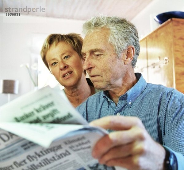 Älteres Paar liest Zeitung