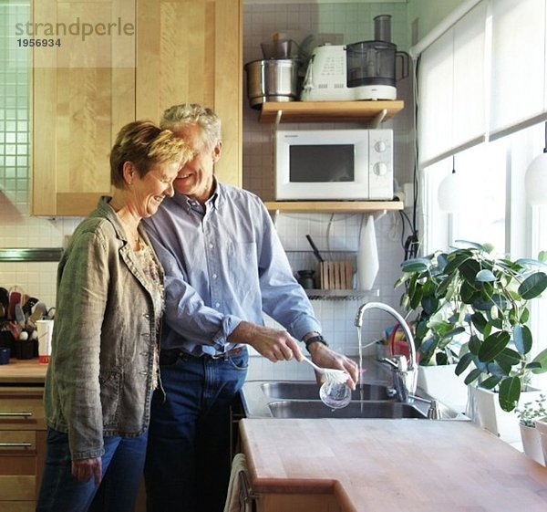 Älteres Paar beim Abwaschen