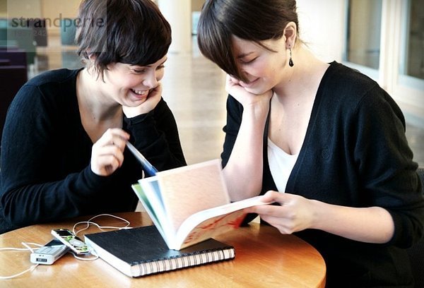 Zwei Mädchen studieren