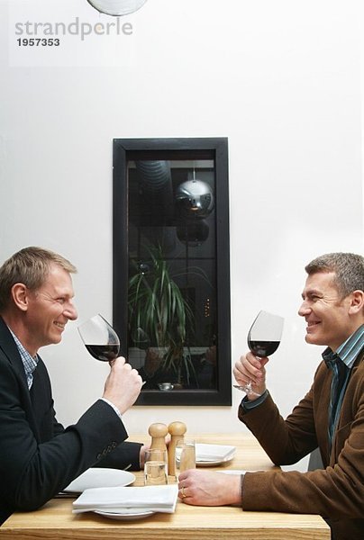 Zwei Männer trinken Wein