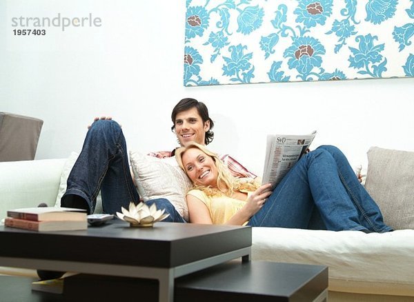 Junges Paar liegt entspannt in der Couch