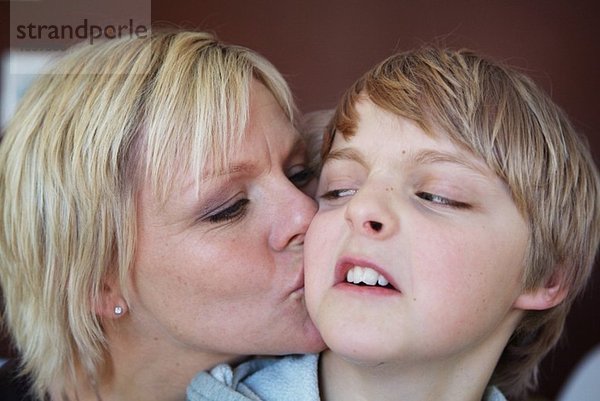 Mutter küsst ihren Sohn