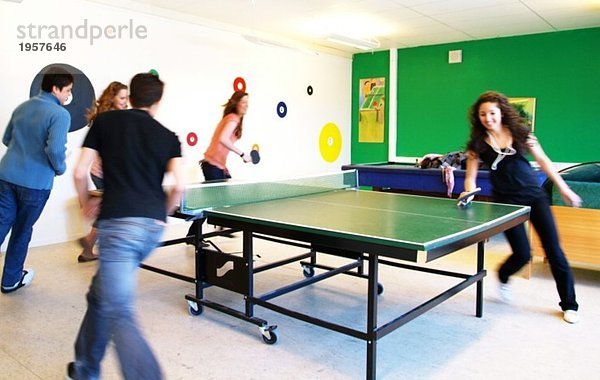 Schüler spielen Tischtennis