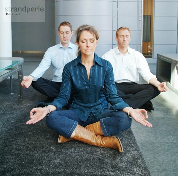 Drei Geschäftsleute beim Meditieren