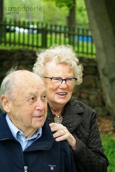 Alte Frau mit älterem Mann