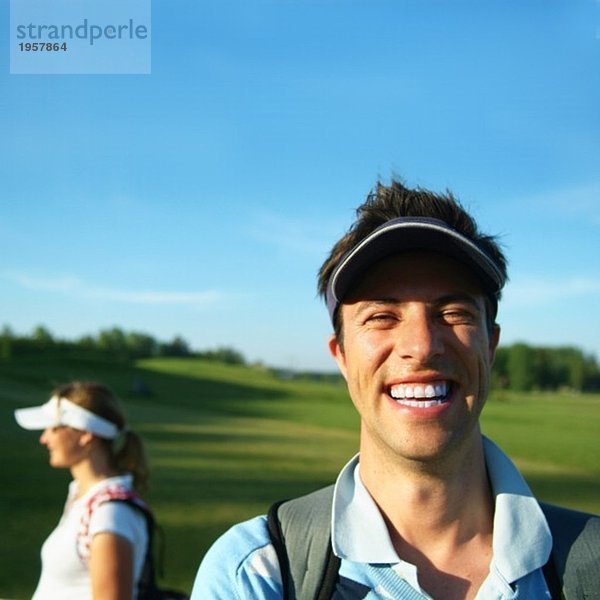 Glücklicher Mann auf dem Golfplatz