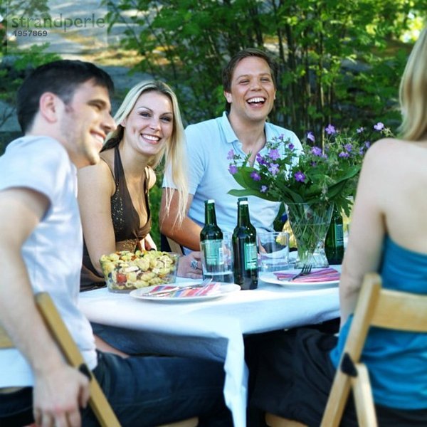 Schönes Abendessen im Freien mit Freunden