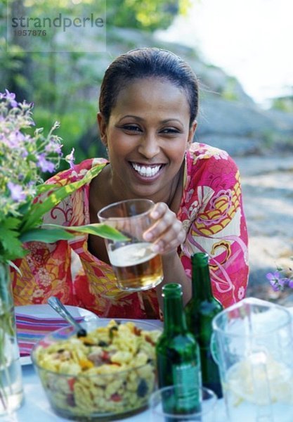 Mädchen amüsiert sich beim Abendessen im Garten