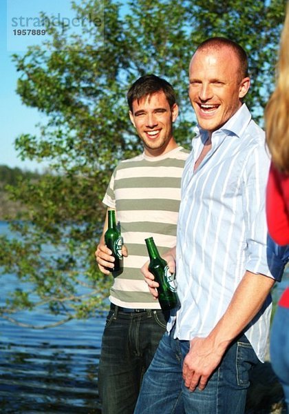 Zwei Typen trinken ein Bier zusammen.