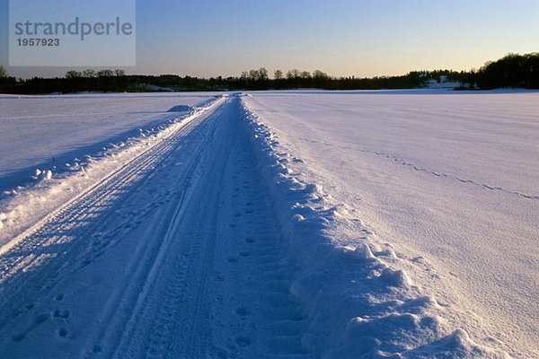 Straße auf einem zugefrorenen See im Winter