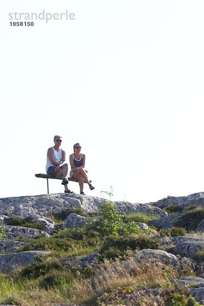 Paar auf einer Bank sitzend