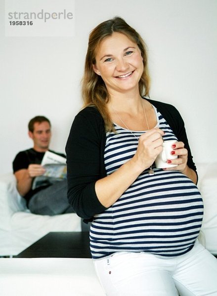 Schwangere Frau rührt sich.
