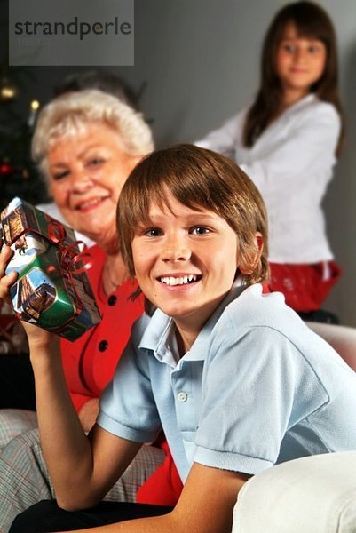 Junge mit einem Weihnachtsgeschenk