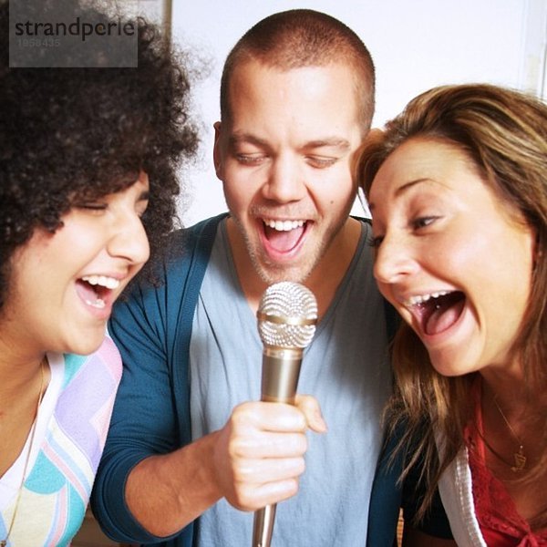 Drei Personen singen