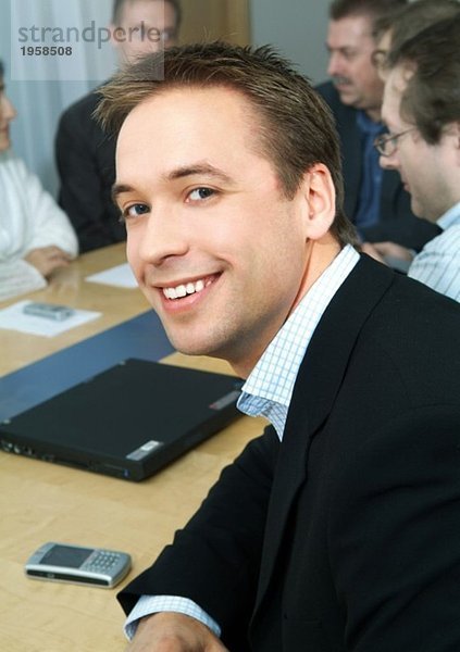 Portrait eines jungen Mannes bei einem Treffen