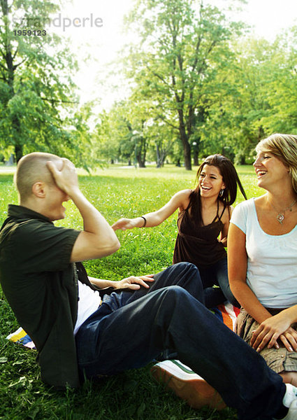 Freunde  die im Park rumhängen