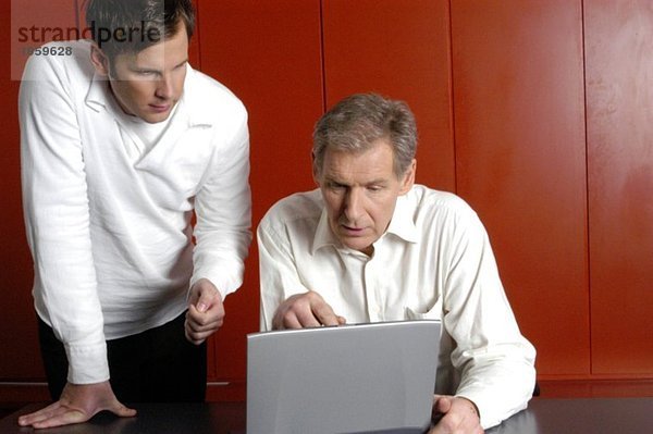Zwei Männer schauen auf den Computer