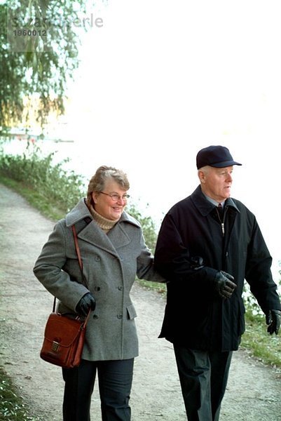 Ältere Paare zu Fuß