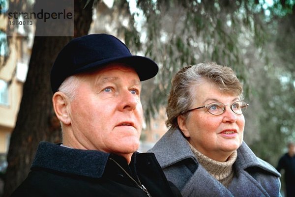 Älteres Paar auf der Parkbank