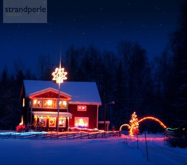 Haus mit Weihnachtsbeleuchtung