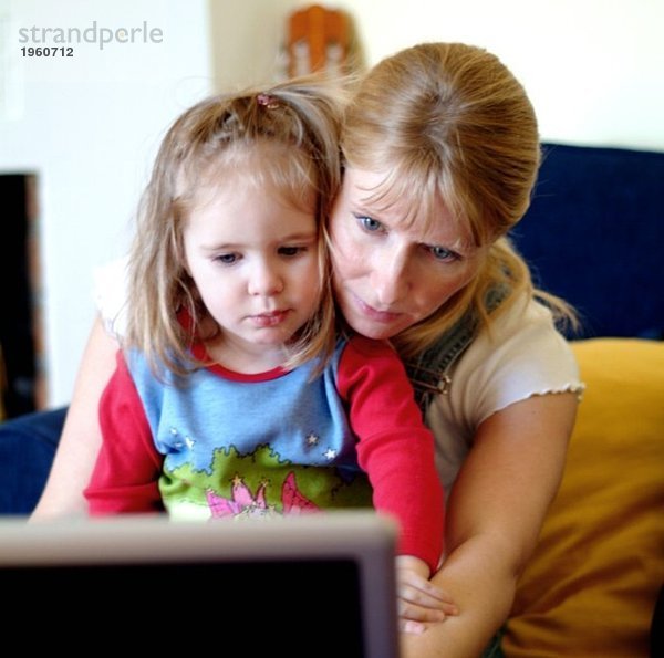 Mutter und Tochter mit Computer