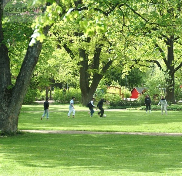 Jugend spielt Fußball im Park