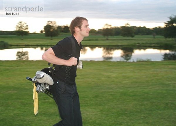 Golfspieler mit Golftasche