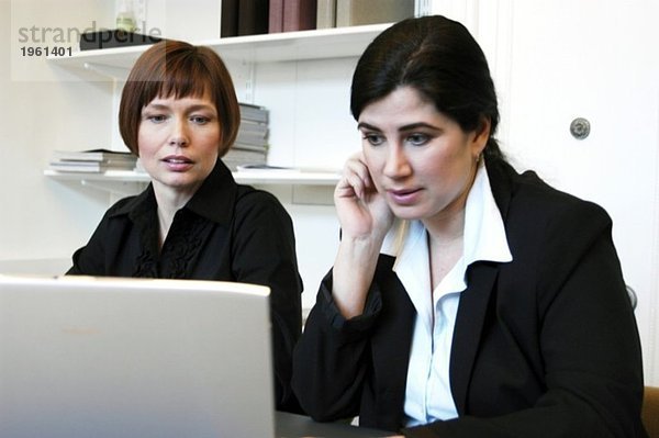 Geschäftsfrauen mit Laptop