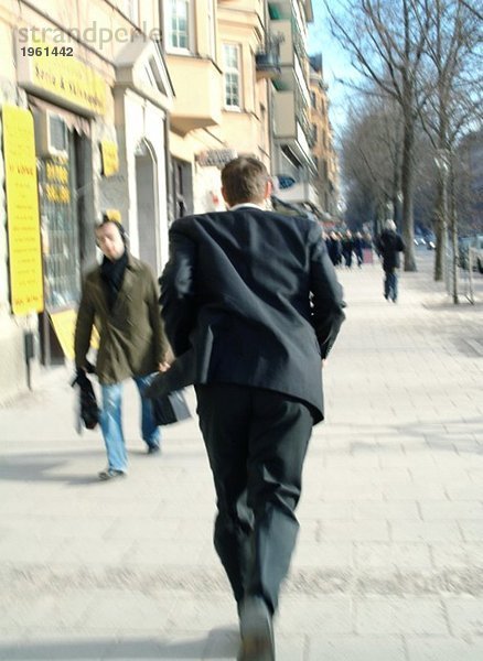 Mann läuft in die Innenstadt