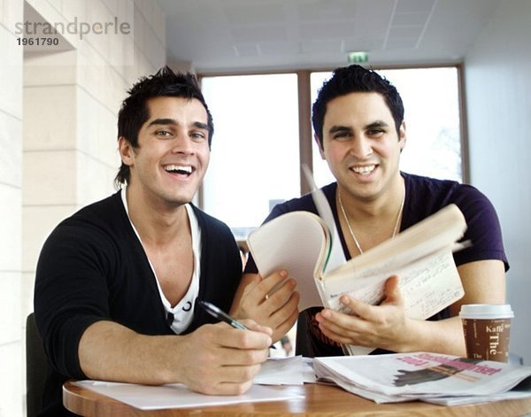 Zwei Typen studieren