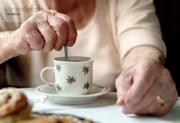 Ältere Frau mit Kaffee