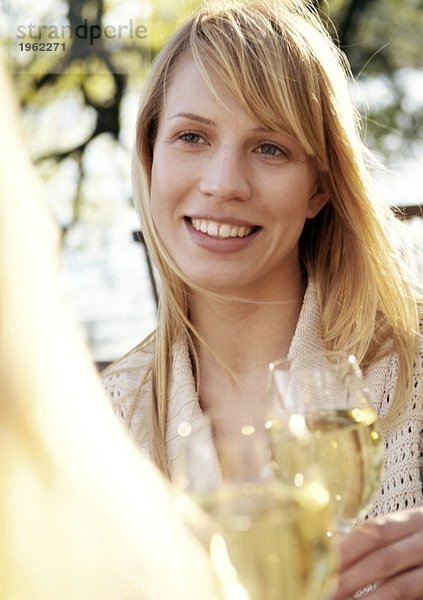 Blondes Mädchen im Außenrestaurant