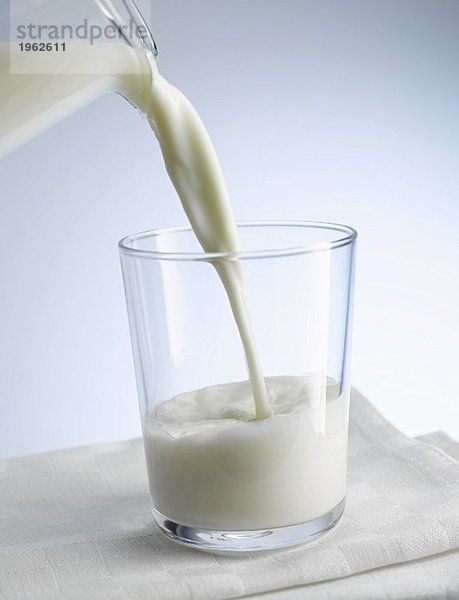 Milch ins Glas giessen