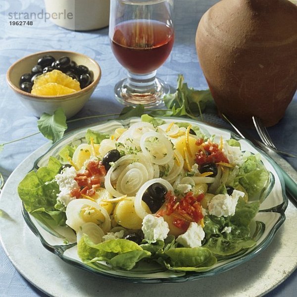 Zwiebel-Kartoffel-Salat auf griechische Art