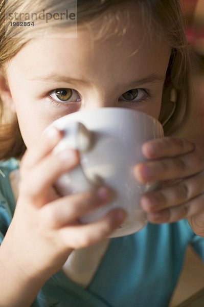 Junges Mädchen trinkt eine Tasse heisse Schokolade