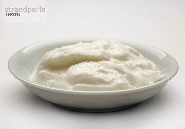 Schafmilch-Joghurt auf einem Teller